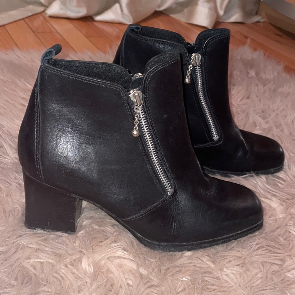 Barbo Women’s Black Ankle Booties, size 9 W